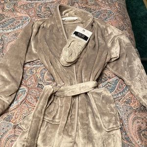 Wamsutta Bathrobe and Slipper set